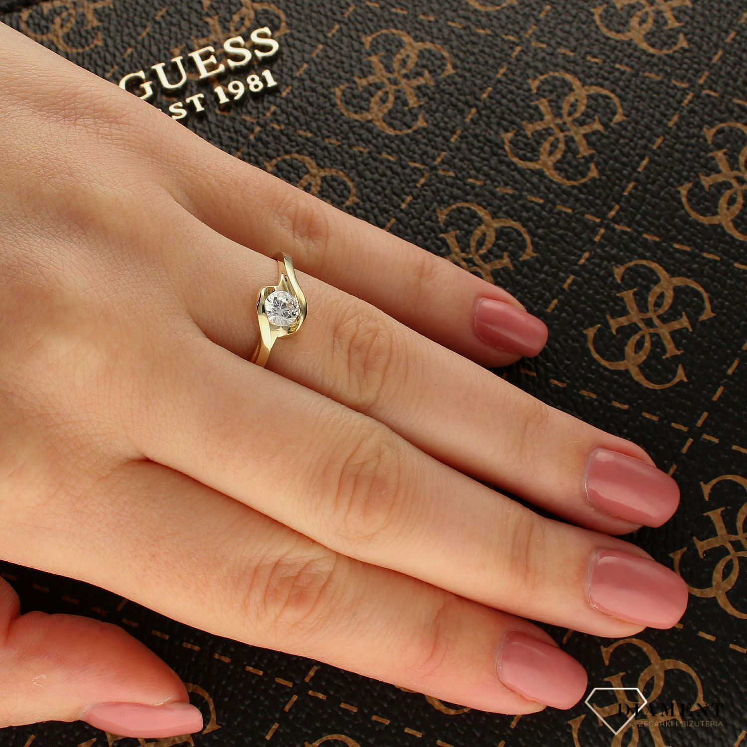 Złoty pierścionek z cyrkonią dla delikatnej kobiety PI 2825 (1).jpg